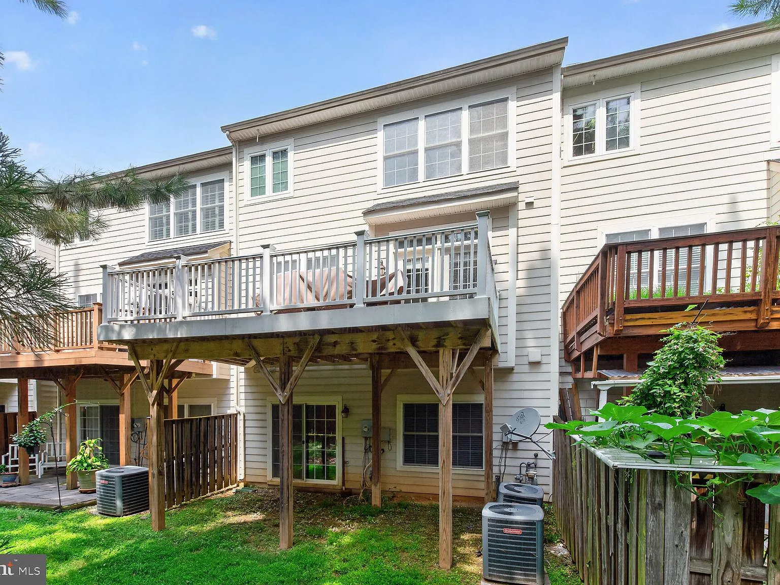 3 bed, 4.0 bath, 2333 sqft, $3,695 — Photo 3