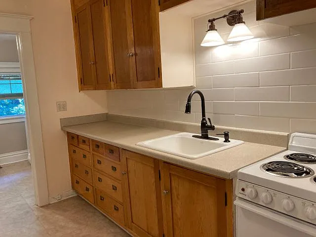 1722 W 11th Ave #5 — Photo 2