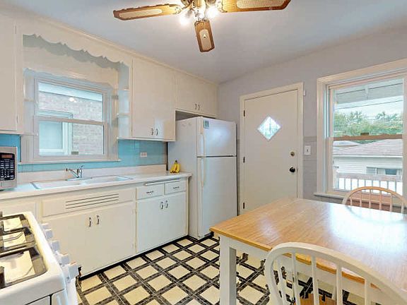 4th image of 3248 N Plainfield Ave