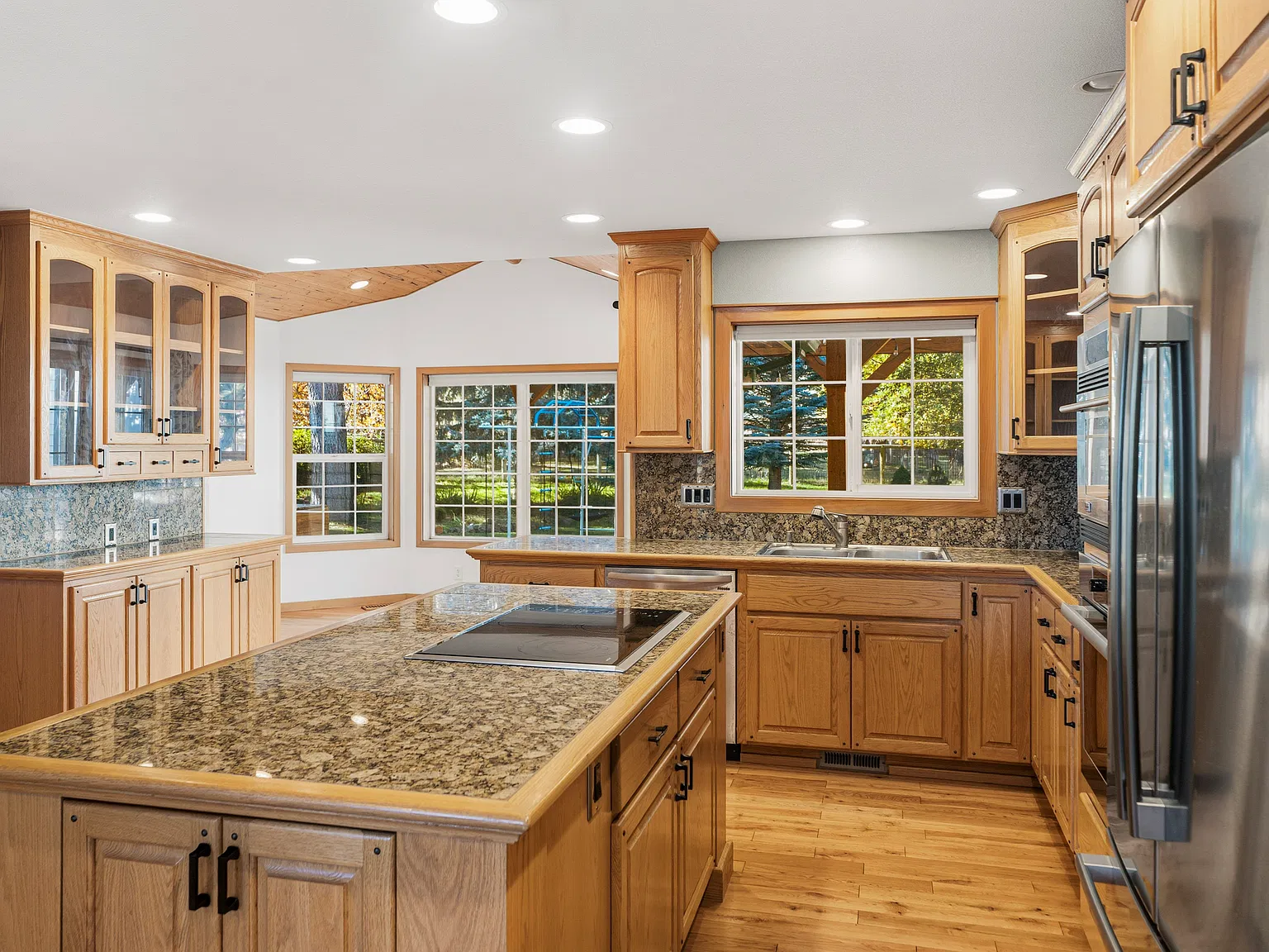 4 bed, 2.5 bath, 2755 sqft, $4,500 — Photo 4