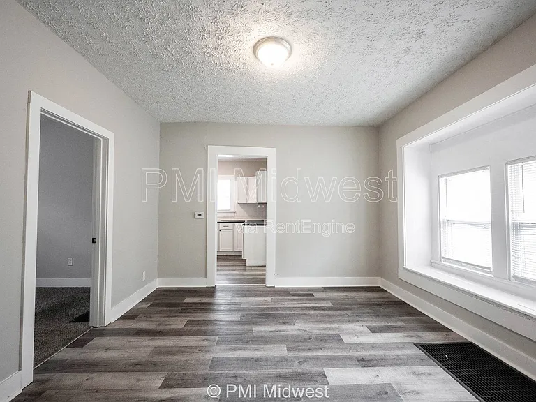 729 N Bosart Ave — Photo 6