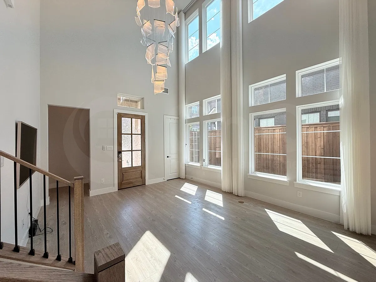 3 bed, 3.0 bath, 2465 sqft, $3,995 — Photo 4