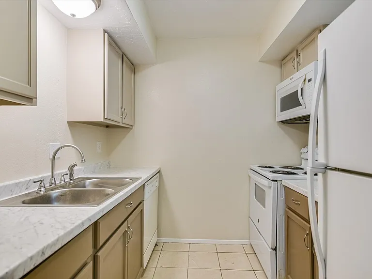 2403 Bosque Dr #B — Photo 38