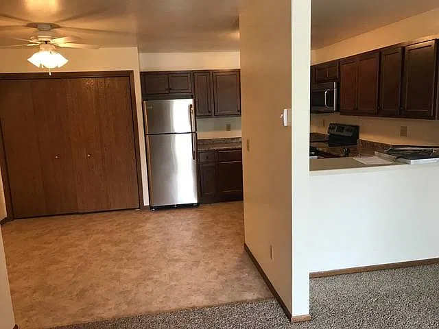 2 bed, 1000 sqft, $1,295 — Photo 2