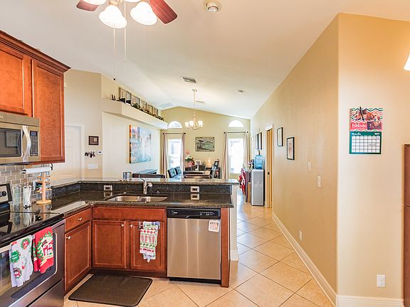 4th image of 1827 Coral Point Dr