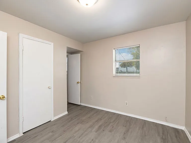 2408 Meyers St — Photo 6
