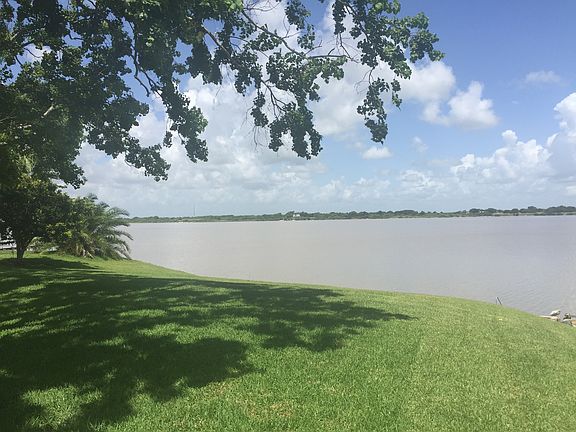 2nd image of 864 W Bayshore Dr