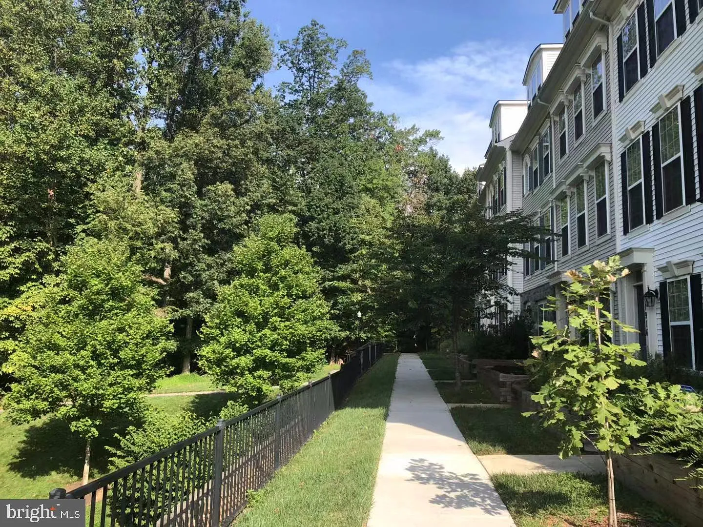3 bed, 3.5 bath, 2300 sqft, $3,200 — Photo 4