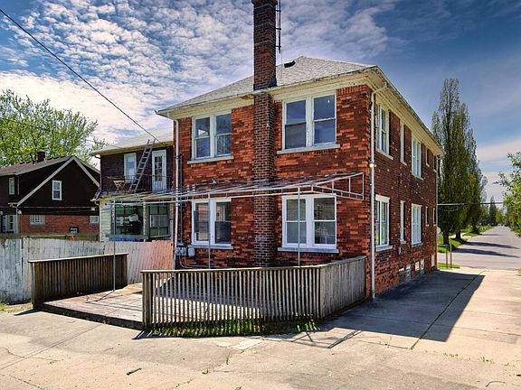 4th image of 390 Ashland St