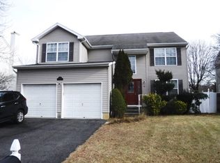 18 York Dr, Helmetta, NJ 08828