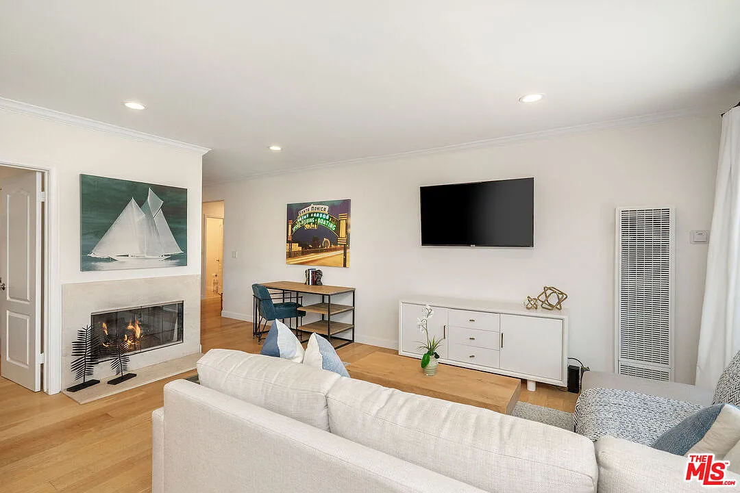 2 bed, 1.0 bath, 939 sqft, $6,000 — Photo 4
