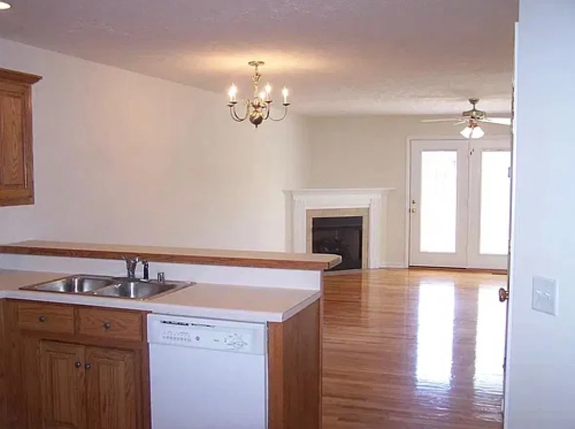 2 bed, 2.5 bath, 1400 sqft, $1,325 — Photo 4