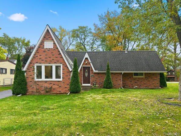 7337 Richardson Rd, West Bloomfield, MI 48323