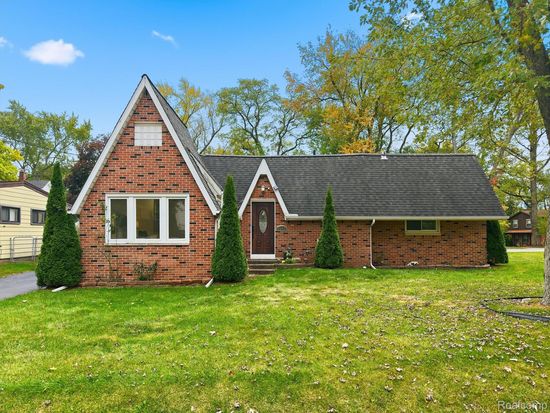 7337 Richardson Rd, West Bloomfield, MI 48323