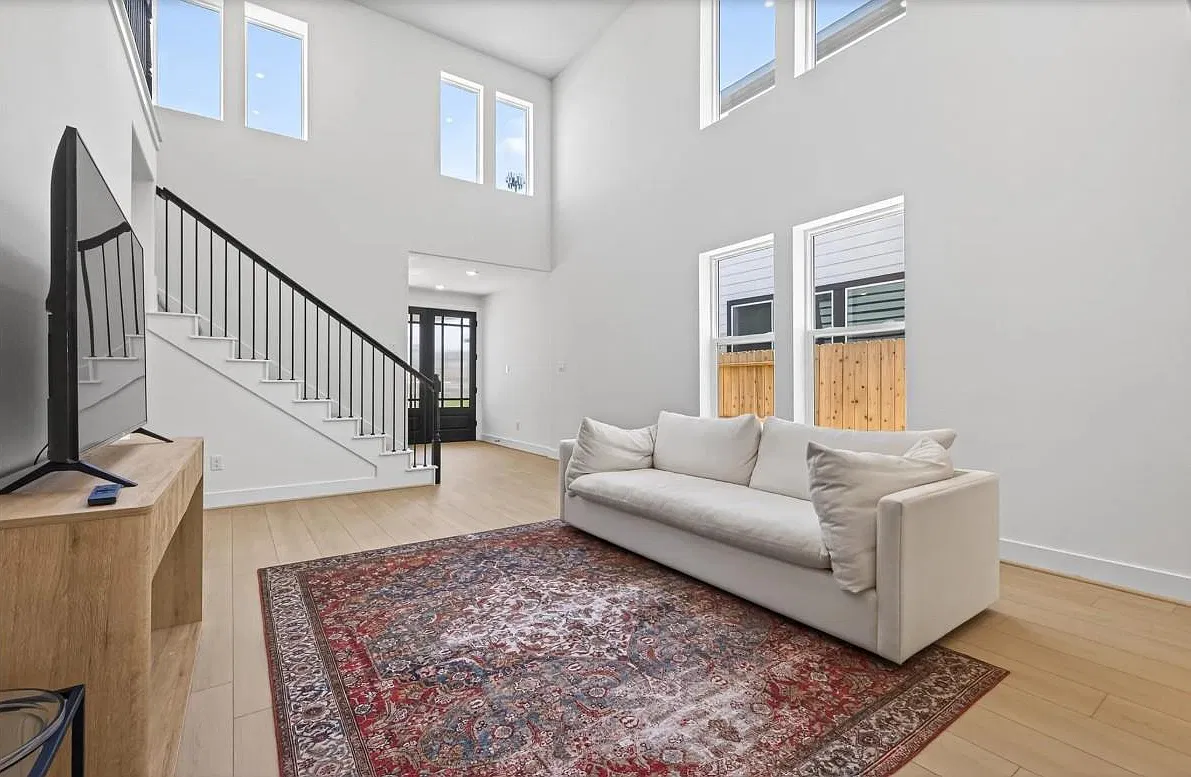 4 bed, 3.5 bath, 2214 sqft, $2,999 — Photo 4