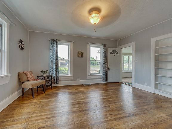 5th image of 608 N Oak St