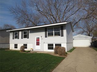3601 Yellow Pine Dr NE, Cedar Rapids, IA 52402