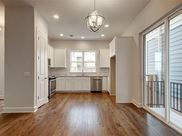 2910 Zach Scott St — Photo 5