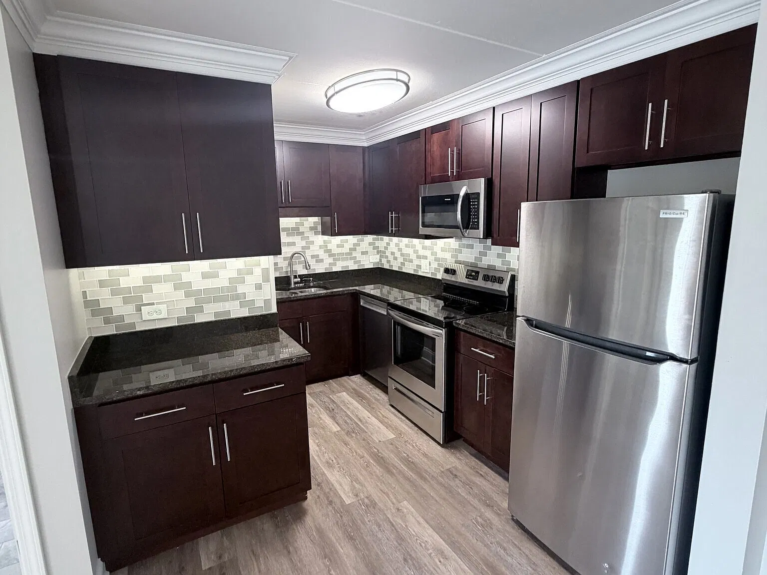 Charming One Bedroom Near Downtown Downers Grove — Photo 1