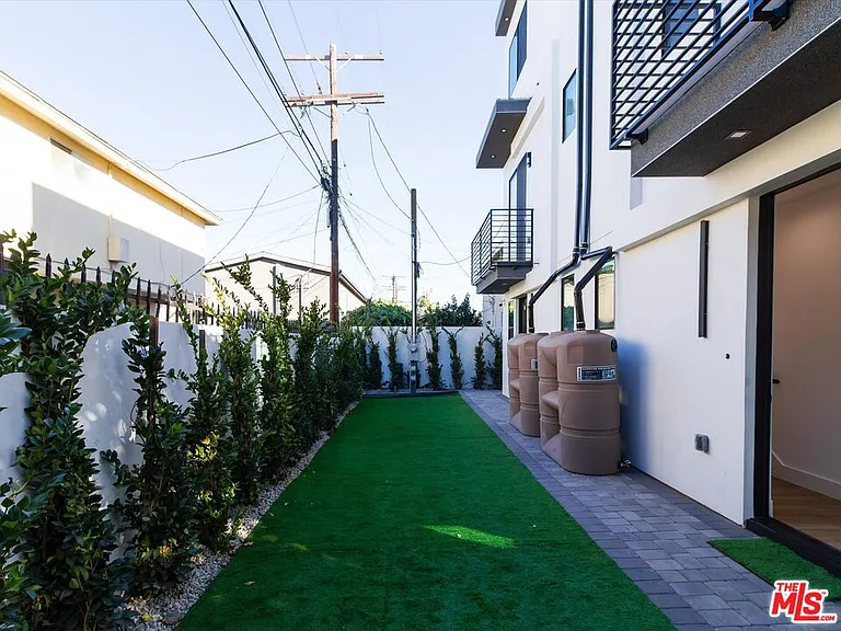 2817 1/2 S Redondo Blvd — Photo 4