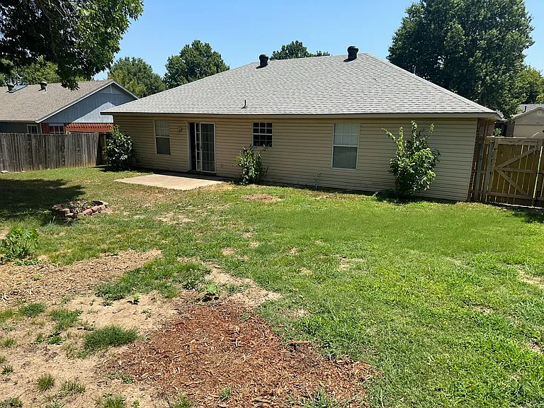 950 Penny Ln — Photo 16