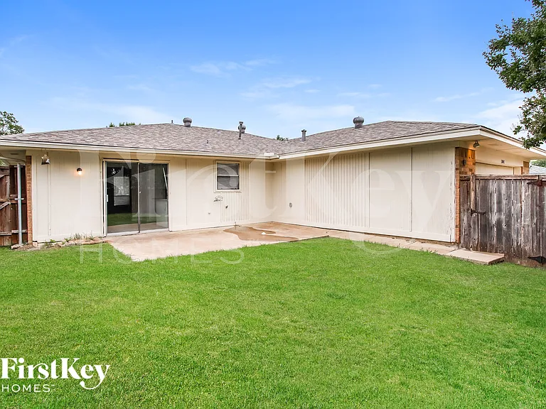 1841 College Pkwy — Photo 15