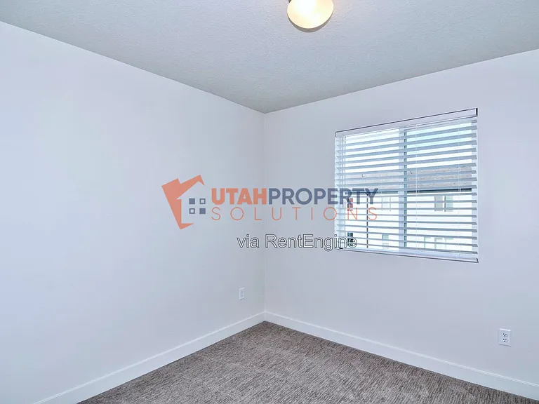 1047 W 400 S — Photo 21