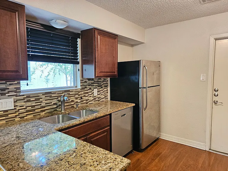 704 Chestnut Xing — Photo 11
