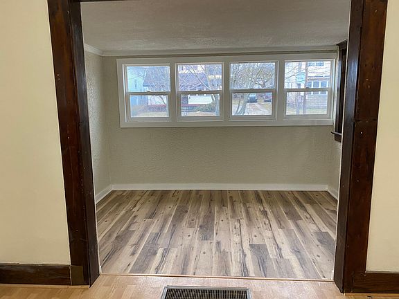 5th image of 839 Watkins St SE