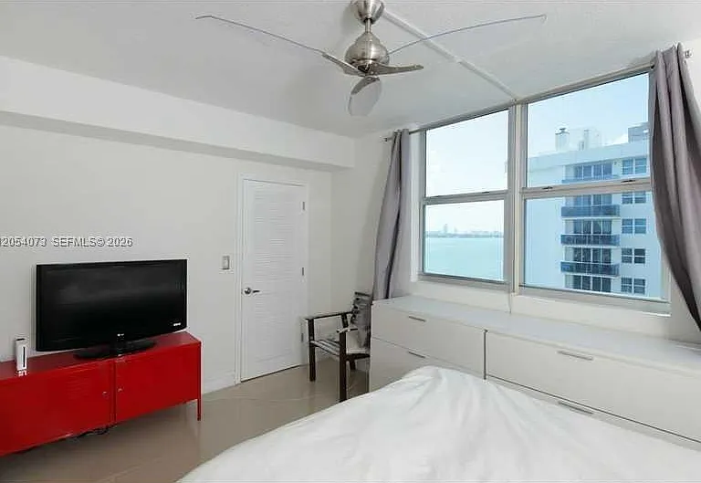 7501 E Treasure Dr #8C — Photo 11