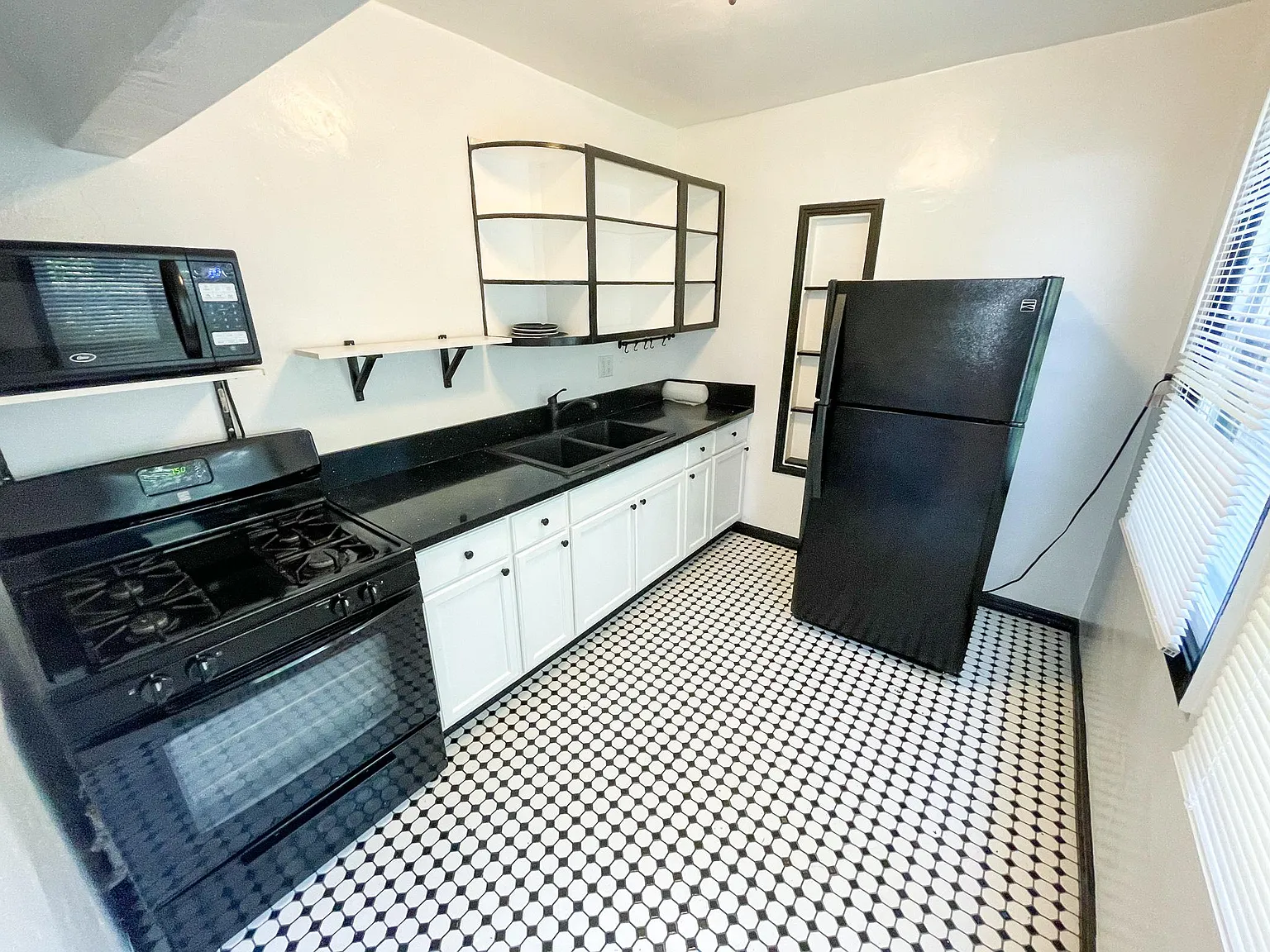 Studio, 400 sqft, $1,875 — Photo 2