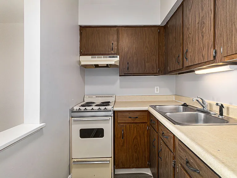1226 N Hemlock Rd — Photo 3