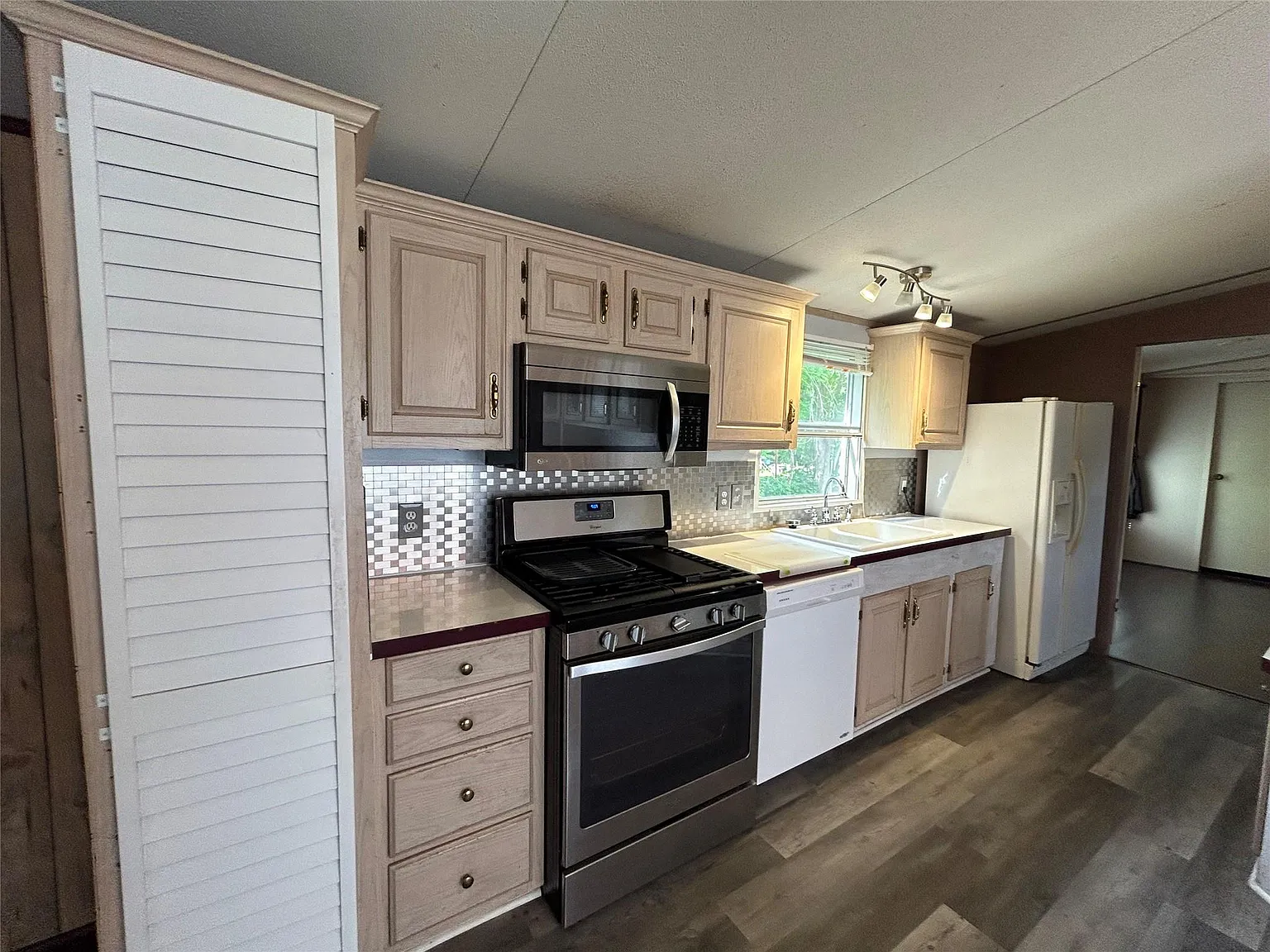 3 bed, 2.0 bath, 1216 sqft, $1,500 — Photo 4