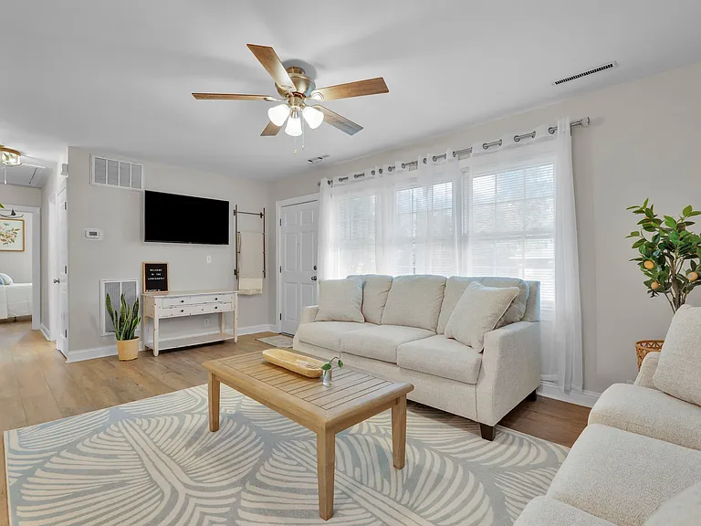 510 Center Dr E — Photo 2
