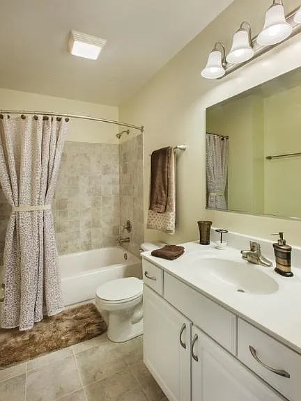Full Bathroom (Hallway)