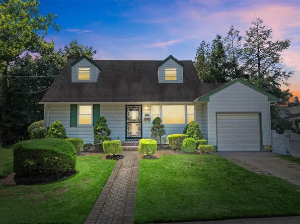 1 Circle Drive, Westbury, NY 11590
