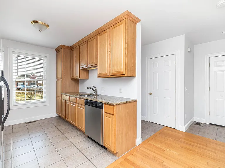 54 E Silver St #B — Photo 6
