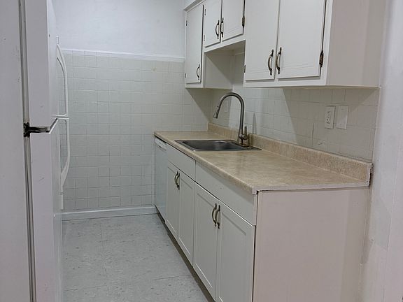 4th image of 202 12th St APT 10