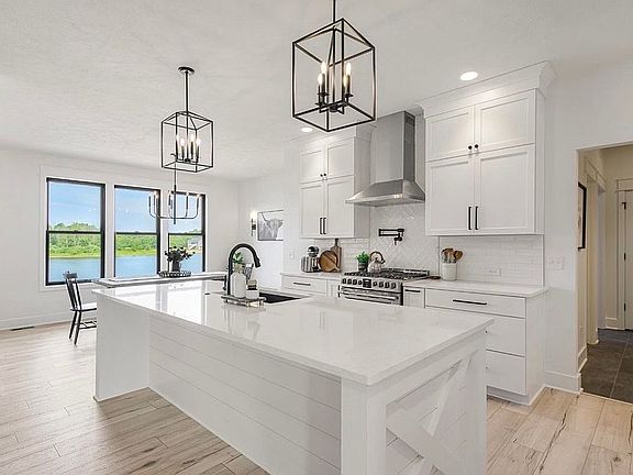 3rd image of 6249 Eaglewood Dr