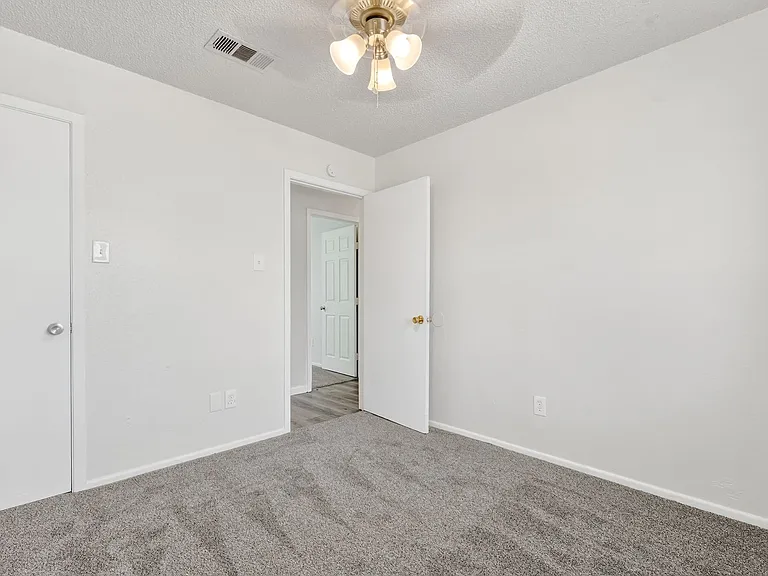 5915 13th St — Photo 3