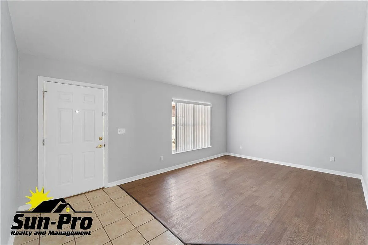 3 bed, 2.0 bath, 1732 sqft, $2,430 — Photo 2