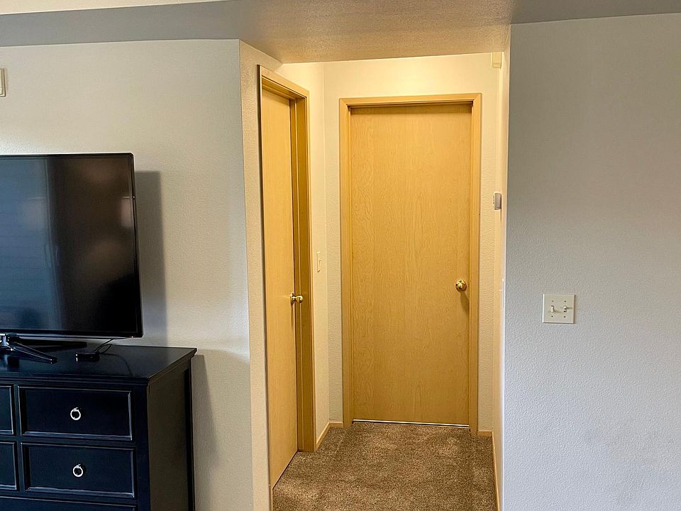 Bedroom & Bathroom entryways