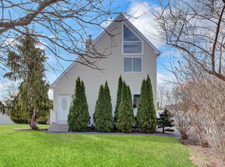 7 Roan Ln, Riverhead, NY 11901