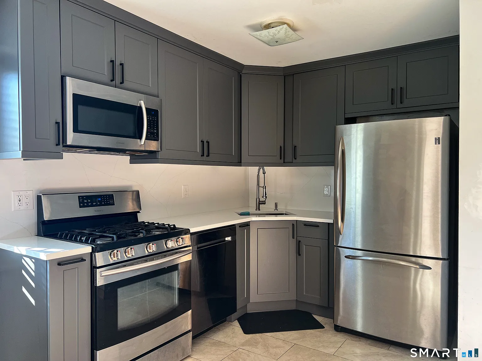 3 bed, 3.0 bath, 1320 sqft, $3,800 — Photo 2