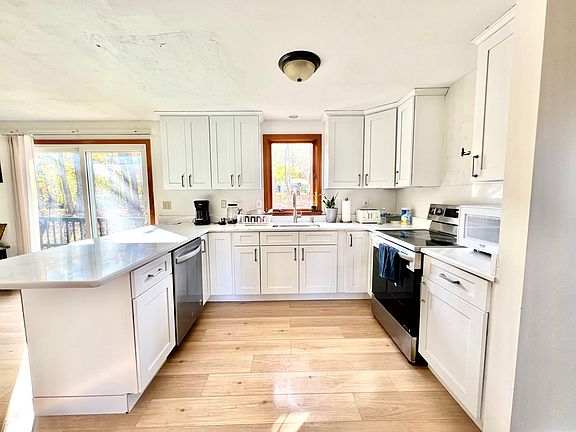3rd image of 188 Fernwood Dr