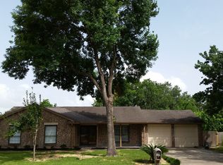 1112 W Castlewood Ave, Friendswood, TX 77546