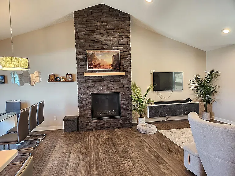 2225 Phoenix Rd SW — Photo 3