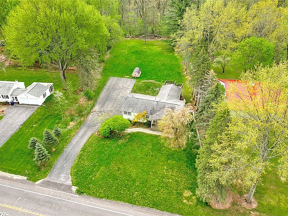 3rd image of 924 Ridge Rd