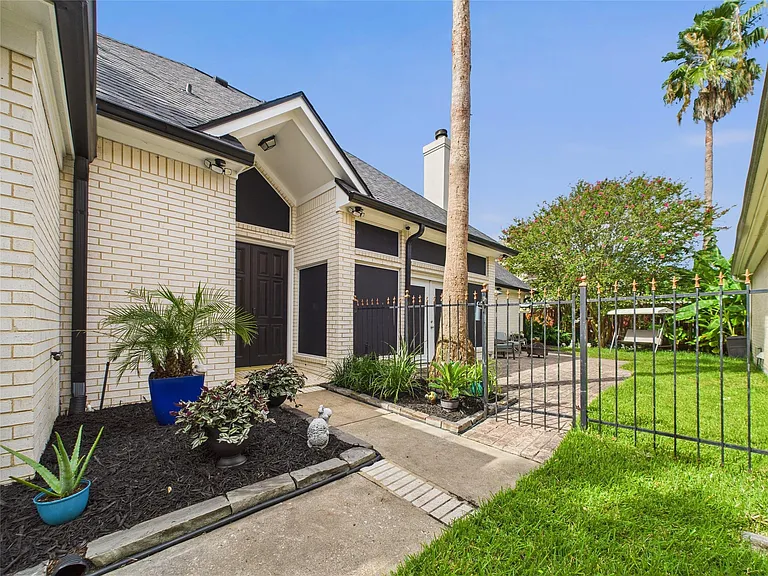 203 Las Brisas St — Photo 3