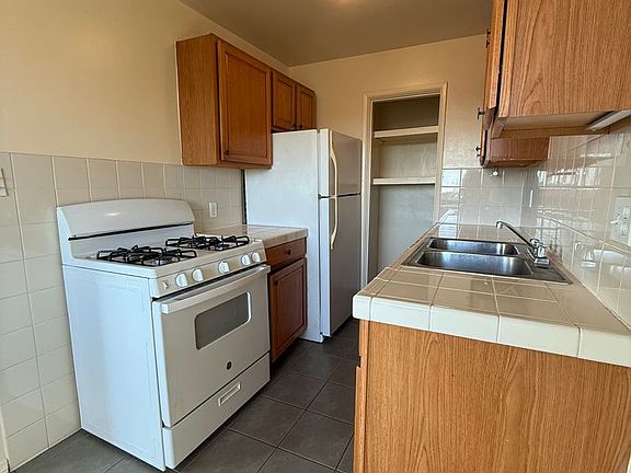 4th image of 4016-4024 Winona Ave #4018